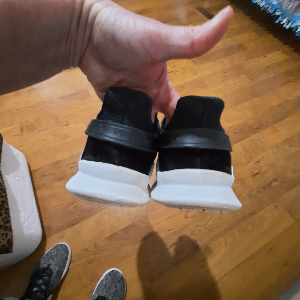 Adidas black & gold sneakers shoes - Picture 3 of 10